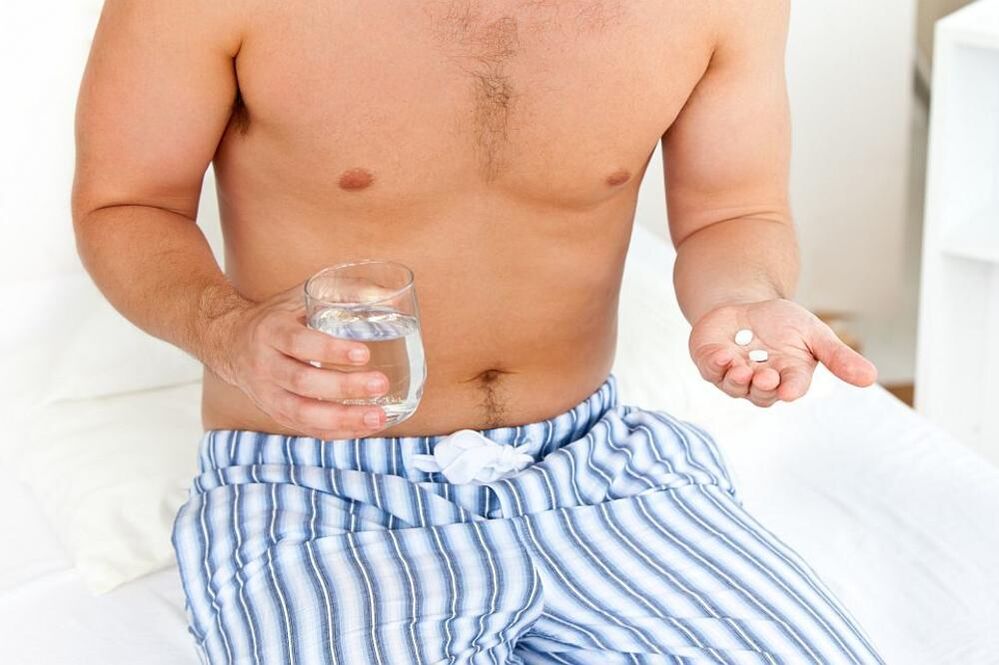 l'uomo prende pillole per la prostatite