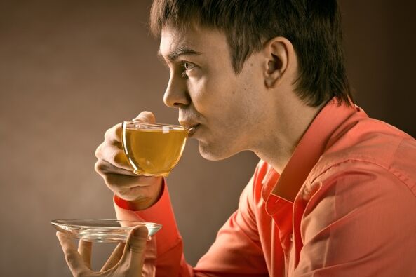 un uomo beve tisana per curare la prostatite